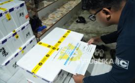 Bea Cukai Palangkaraya memberikan pelayanan ekspor kepada UMKM Ali Giyono Bakut yang berlokasi di Kota Palangkaraya Jumat (15/8/2025). 