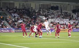 Bek Timnas Indonesia U-23, Muhammad Ferrari (tengah), melepaskan sundulan saat menghadapi tuan rumah Qatar pada Kualifikasi Grup A Piala Asia U-23 2024 di Stadion Jassim Bin Hamad, Doha, Qatar, Senin (15/4/2024). Indonesia kalah dengan skor 0-2. Gol Qatar dicetak Khaled Ali dari titik putih di menit ke-43 dan tendangan bebas Ahmed Al Rawi menit ke-54. Pada laga itu dua pemain Indonesia Ivar Jenner dan Ramadhan Sananta mendapat kartu merah dari wasit. 