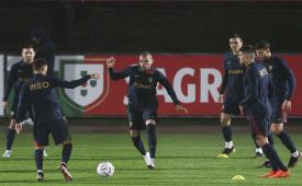 Bek Timnas Portugal, Pepe (tengah), bersama rekan setimnya menggelar sesi latihan. Bek tengah Timnas Portugal, Pepe, menorehkan rekor anyar saat menyumbang satu gol dalam kemenangan besar Portugal atas Swiss, 6-1, di laga pamungkas babak 16 besar Piala Dunia 2022, Rabu (7/12) dini hari WIB. Pepe menggeser rekan setimnya, Cristiano Ronaldo, dalam daftar pencetak gol tertua pada sepanjang sejarah Piala Dunia. Ronaldo sempat menempati peringkat kedua dalam daftar tersebut kala mencetak gol via titik penalti di laga kontra Ghana dalam kedua penyisihan Grup H, dua pekan lalu. 