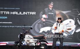 Brand ambassador GODA Atta Halilintar dalam acara lima model motor listrik terbaru dari keluarga Galactic Series dalam acara Goda Galactic Launch. 