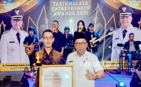 Brand Owner Callum, Derind Saeful Rohmat (kiri) dan Camat Kec.Sukahening Tasikmalaya, Cecep Nurul Yakin, saat menerima penghargaan belum lama ini.