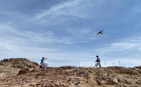 Bukit Rumat yang berada di antara Gunung Uhud. Bukit ini menjadi salah satu destinasi yang dituju jamaah haji dari berbagai negara.