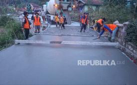 Bupati Bandung Barat, Jeje Ritchie Ismail memantau progres perbaikan Jalan Purabaya-Jati di Saguling, Kabupaten Bandung Barat.