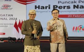 Bupati Bandung Dadang Supriatna kembali meraih penghargaan tingkat nasional yakni Anugerah PWI Pusat dari Persatuan Wartawan Indonesia (PWI) Pusat dalam acara Puncak Peringatan Hari Pers Nasional (HPN) 2024 di Ecovention Ancol, Jakarta, Selasa (20/2/2024).