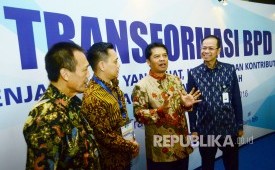 Bupati Kabupaten Bandung Dadang M Naser (kedua kanan) berbincang dengan Dirut Bank BJB ahmad Irfan (kanan) pada acara 'Sosialisasi Transformasi Bank Pembangunan Daerah (BPD)' di Kota Bandung, Senin (29/8). (Republika/Edi Yusuf)