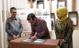 Bupati Kabupaten Sleman Kustini dan Direktur Utama Pos Indonesia Faizal R. Djoemadi menyaksikan Wakil Menteri Kominfo Nezar Patria menandatangani peluncuran Prangko Buk Renteng.