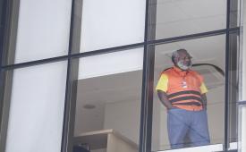 Bupati Mimika Eltinus Omaleng bersiap menjalani pemeriksaan di gedung KPK (ilustrasi). Eltinus terbukti bersalah lakukan korupsi pembangunan gereja 