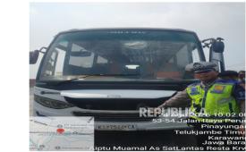 Bus rombongan AMPB dilempari batu orang tak dikenal.