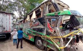 Bus Trans Putera Fajar yang terguling di Jalan Raya Ciater, Subang mengalami kerusakan parah di bagian kiri bus, Ahad (12/5/2024). Bus disimpan di Terminal Subang untuk selanjutnya dilakukan pemeriksaan.
