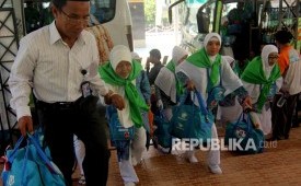  Calon jamaah haji memasuki Asrama Haji Sudiang, Makassar, Sulsel.  (ilustrasi)
