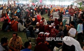 Calon jamaah umroh menunggu kepastian untuk berangkat ke Tanah Suci Makkah di Terminal 3 Bandara Soekarno Hatta, Tangerang, Banten, Kamis (27/2).