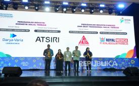 Caption: Direktur Utama PT Ferron Par Pharmaceuticals Bapak Benny Sutisna Suwarno (kedua dari kanan) berfoto bersama dengan penerima penghargaan Indonesia Halal Industry Awards (IHYA) 2026. PT Ferron Par Pharmaceuticals menerima penghargaan IHYA 2026 untuk kategori Perusahaan Industri Besar, Subkategori Farmasi dan Obat Tradisional Terbaik.