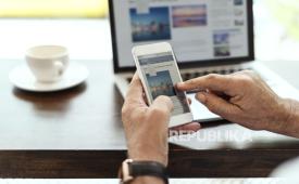 Pengguna sedang melakukan pencarian di internet (ilustrasi). Google memperbarui pengaturan privasi layanan pencariannya. Dalam pembaruan tersebut, perusahaan kini dapat menyimpan dan menggunakan media yang diunggah termasuk gambar, file, serta rekaman audio dan video, untuk melatih model kecerdasan buatan (Al).