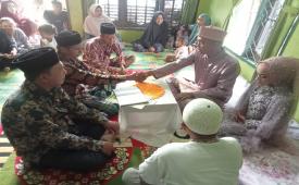 Cerita Penghulu di Aceh Tamiang Melayani Pernikahan. Pasangan suami istri itu dicatat pernikahannya.