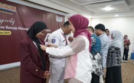 Corporate Social Responsibility Manager PT Astra Honda Motor, Catur Sri Wulandari melakukan pengukuhan kepada salah satu Duta Remaja Sehat pada gelaran Kolaborasi Aksi Remaja Sehat Satu Hati di SMK Ananda Mitra Industri Deltamas, Bekasi, Selasa (29/10/2024).