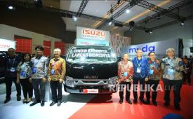 Dari kiri ke kanan: Engineering and Production Director PT Isuzu Astra Motor Indonesia (IAMI) Takusei Nakagawa, Finance, Purchasing, and Business Support Director IAMI Juliana Tjokro, Business Director IAMI Atsunori Murata, Vice President Director IAMI Anton Rusli, President Director IAMI Masayasu Hideshima, Business Solutions Director IAMI Anjar Rosjadi, Engineering and Production Director IAMI Rodko Purba, dan Finance, Purchasing, and Business Support Director IAMI Hiroyuki Sugita berfoto di depan Isuzu TRAGA AC saat acara Press Day & Launching Isuzu TRAGA AC dalam rangkaian Gaikindo Indonesia International Commercial Vehicle Expo (GIICOMVEC) 2026 di Jakarta International Expo (JIExpo), Kemayoran, Jakarta, Rabu, 8 April 2026.