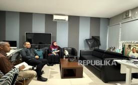 Dari kiri ke kanan: Salman Farishi sebagai Networking Coordinator Ivan-Boy, Afdhal Aliasar (tengah) sebagai Managing Director KNEKS, dan Annisa R. Setyono sebagai tim komunikasi Ivan-Boy.
