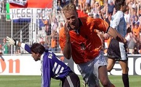 Dennis Bergkamp meluapkan kegembiraan usai menjebol gawang Argentina di Piala Dunia 1998.