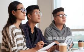Di lingkungan UNM, berbagai program berbasis teknologi dan bisnis digital dirancang untuk menjawab kebutuhan era digital.