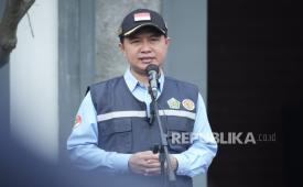 Direktur Jenderal Penyelenggaraan Haji dan Umrah (Dirjen PHU) Kementerian Agama (Kemenag) Hilman Latief saat pelepasan dan pemberangkatan Petugas Penyelenggara Ibadah Haji (PPIH) Arab Saudi ke Tanah Suci di Asrama Haji Pondok Gede, Jakarta, Senin (28/4/2025). 