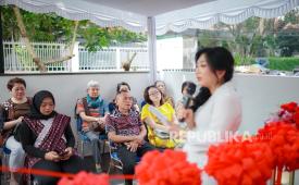 Direktur Lisanna Online Accounting and Tax Consultant, Erly Salie, SE., BKP memberikan sambutan saat peresmian kantor baru di Bandung