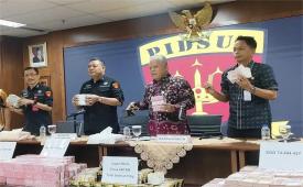 Direktur Penyidikan Jampidsus Kejagung Abdul Qohar (ketiga kiri) menunjukkan barang bukti di rumah tersangka ZR dalam konferensi pers di Gedung Kejagung, Jakarta Selatan, Jumat (25/10/2024).