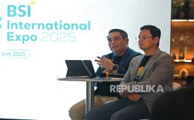 Direktur Sales & Distribution BSI Anton Sukarna bersama SEVP Digital Banking BSI Saut Parulian Saragih saat konferensi pers BSI International Expo 2025 di Jakarta, Senin (23/6/2025). 