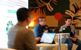 Direktur Sales & Distribution BSI Anton Sukarna bersama SEVP Digital Banking BSI Saut Parulian Saragih saat konferensi pers BSI International Expo 2025 di Jakarta, Senin (23/6/2025). 