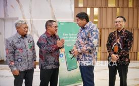 Direktur Utama Bank BSN Alex Sofjan Noor (kedua dari kiri) dan Menteri PKP Maruarar Sirait (kedua dari kanan) berbincang di kantor Bank BSN, Jakarta, Rabu (13/5/2026).