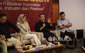 Direktur Utama IBL Junas Miradiarsyah (kedua kanan) berbicara dalam dalam diskusi bertajuk Satu Ekosistem Bola Basket Indonesia: Pembinaan, Liga, Industri, dan Prestasi yang digelar Jurnalis Suka dan Peduli Olahraga (Jusraga) di Jakarta, Selasa (6/10/2026).