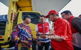 Direktur Utama Pertamina Patra Niaga, Mars Ega Legowo Putra, meninjau langsung pelayanan di SPBU 23.301.34 Noerdin Pandji dan SPBU 23.301.29 Kebun Bunga (Simpang Bandara), Palembang, Rabu (22/7).