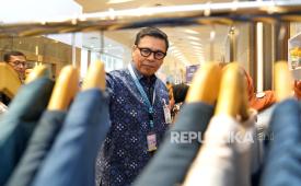 Direktur Utama PT Bank Syariah Indonesia Tbk (BSI) Anggoro Eko Cahyo melihat produk salah satu UMKM binaan di acara pameran UMKM berskala nasional di Jakarta, Selasa (28/10/2025). BSI turut berperan aktif mendorong pertumbuhan ekonomi nasional melalui segmen UMKM. Hingga Agustus 2025, BSI telah menyalurkan Rp52,18 triliun dan saat ini membina lebih dari 4.700 UMKM binaan di seluruh Indonesia.