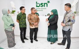 Direktur Utama PT Bank Syariah Nasional Alex Sofjan Noor (tengah) didampingi Direktur Network & Retail Funding BSN Ari Kurniaman (kiri), SEVP BSN Maqin U. Norhadi dan Kepala Cabang BSN Jakarta Harmoni Nurul Astuti  berbincang dengan nasabah saat menandai resmi beroperasinya layanan perseroan secara nasional dengan mengunjungi Kantor Cabang BSN Jakarta Harmoni, di Jakarta, Senin (22/12/ 2025). PT Bank Syariah Nasional (BSN) secara resmi menandai perjalanan barunya di industri perbankan syariah Tanah Air dengan mulai beroperasi secara serentak di seluruh cabang di Indonesia. Mengusung visi menjadi mitra utama keuangan keluarga yang berkah dan amanah, BSN optimistis dapat menjadi katalisator di industri perbankan syariah nasional. BSN menggarap peluang besar di ekosistem perbankan syariah melalui penguatan layanan digital serta optimalisasi jaringan di 35 Kantor Cabang Syariah, 76 Kantor Cabang Pembantu Syariah dan 589 Kantor Layanan Syariah untuk melakukan penetrasi kepada target konsumen di wilayah operasional masing-masing.d