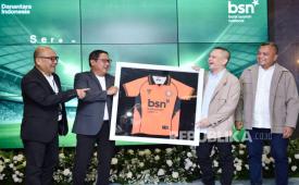 Direktur Utama PT Bank Syariah Nasional Alex Sofjan Noor, Presiden Klub Persiraja Banda Aceh H. Nazaruddin Dek Gam, Presiden Klub Persikad Depok Muhamad Rijal Bey, dan Corporate Secretary Bank Syariah Nasional Dody Agoeng berbincang disela acara Seremonial Sponsorship Klub Sepak Bola Persikad & Persiraja di Jakarta, Rabu (7/10/2026). PT Bank Syariah Nasional (Bank BSN) terus memperluas ekosistem bisnis dan layanan keuangan syariah dengan menyasar sektor olahraga, khususnya sepak bola yang memiliki basis komunitas besar dan keterikatan kuat dengan masyarakat. Langkah strategis tersebut diwujudkan melalui penandatanganan Perjanjian Kerja Sama (PKS) dengan Persikad Depok dan Persiraja Banda Aceh.
