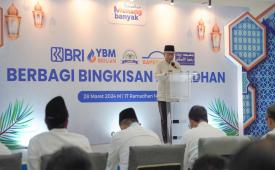  Direktur Utama PT BRI  dan Ketua Badan Pembina YBM BRILiaN Sunarso memberikan sambutan dalam acara berbagi bingkisan kepada 600 anak yatim di Jakarta, Kamis (28/3/2024).
