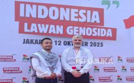 Direktur Yayasan Persahabatan dan Studi Peradaban Ahed Abu Al Atta (kanan).