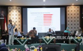 Dosen FISIP UMJ, Dr. Debbie Affianty, M.Si., (Kedua dari kanan) pada seminar nasional bertajuk Muda, Bergerak, dan Berdaya: Refleksi Peran Pemuda dalam Satu Tahun Pemerintahan Prabowo-Gibran di Aula Kasman Singodimedjo, FISIP UMJ, Selasa (28/10/2025)