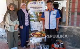 Dosen Universitas Bina Sarana Informatika (UBSI) melatih 10 peserta yang terdiri atas ibu-ibu PKK dan pelaku UMKM setempat membuat dendeng nabati,