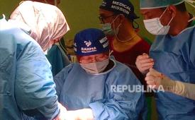 Dr Prita Kusumaningsih SpOG (tengah) membantu persalinan sesar di RS Al Nasser, Gaza.