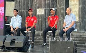 Dua pembalap Indonesia, Veda Ega Pratama (kedua kanan) dan Mario Suryo Aji (kedua kiri) saat menghadiri sesi meet and greet di Yogyakarta, Ahad (19/7/2026). 