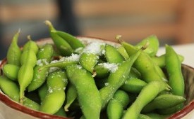 Edamame. Sejumlah makanan lain, mulai dari produk susu, daging, ikan, hingga sumber protein nabati, disebut memiliki kandungan protein tinggi.