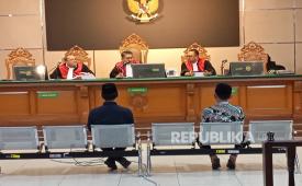 Bupati Bekasi nonaktif Ade Kunang dan ayahnya HM Kunang dituntut hukuman penjara masing-masing 7 tahun dan 4 tahun dalam kasus dugaan suap proyek di lingkungan Pemkab Bekasi di Pengadilan Tipikor Bandung, Senin (3/8/2026).