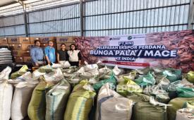 Ekspor perdana komoditas bunga pala (mace) tujuan India oleh ID FOOD di Pelabuhan Tanjung Perak, Surabaya, Rabu (8/4/2026). Ekspor perdana ini menjadi bagian dari upaya memperkuat penetrasi pasar global sekaligus menjaga stabilitas pasokan dan meningkatkan nilai tambah komoditas rempah nasional.