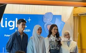 Empat perwakilan dari Wardah dan Light+ by Wardah berpose bersama seusai peluncuran produk terbaru bertema Every Side Has Its Light di Sinilagi, Panglima Polim, Jakarta, pada Jumat (31/10/2025).