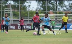 Jalannya salah satu laga MilkLife Soccer Challenge musim 2025-2026.