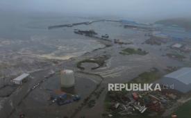 Gambar ini diambil dari video yang dirilis oleh Layanan Geofisika Akademi Ilmu Pengetahuan Rusia, menunjukkan dampak tsunami yang menghantam wilayah pesisir Severo-Kurilsk di Pulau Paramushir, Kepulauan Kuril, Rusia, Rabu, 30 Juli 2025.