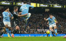 Gelandang serang Manchester City Phil Foden (kanan) mencetak gol ke gawang Leeds United.
