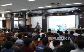 General Manager PLN UID Yogyakarta Deri Prasetio Utomo berinteraksi dengan mahasiswa saat menyampaikan materi dalam Seminar Umum Bekal Berkarya dari Kampus ke Dunia Kerja di DTETI FT UGM, Yogyakarta, Jumat (2/10/2026).