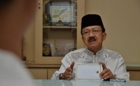 Gubernur DKI Jakarta Fauzi Bowo sedang memberikan penjelasan saat diskusi dengan Redaksi Harian Republika di Jakarta, Jumat (3/8). Dalam penjelasannya Foke mengungkapkan sejumlah persoalan di DKI antara lain mengenai kemiskinan dan E-KTP.