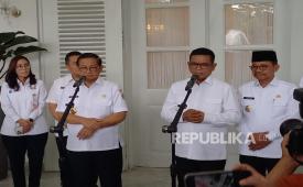 Gubernur Jakarta Pramono Anung bersama Gubernur Banten Andra Soni memberikan keterangan usai melakukan pertemuan di Balai Kota Jakarta, Rabu (9/4/2025).